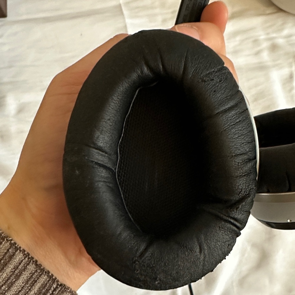 Bose Wired Over-Ear Headphones - Picture 5 of 8
